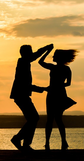 Couple danse coucher de soleil